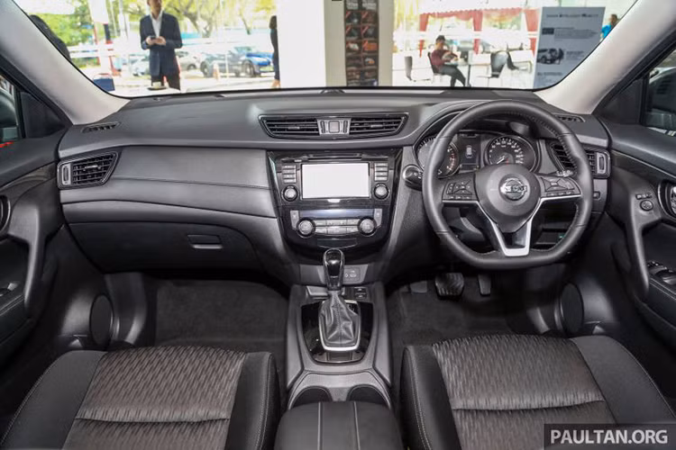 Bên trong Nissan X-Trail 2019 có vô lăng hình chữ D mới, tích hợp nút điều khiển 4 hướng, ghế bọc da, điều hòa tự động 2 vùng và màn hình cảm ứng của hệ thống thông tin giải trí. Những trang bị mới khác của mẫu crossover 5+2 bao gồm cửa cốp chỉnh điện có thể mở bằng cách đá chân bên dưới cản sau và hệ thống thông tin giải trí A-IVI với màn hình cảm ứng 7 inch.