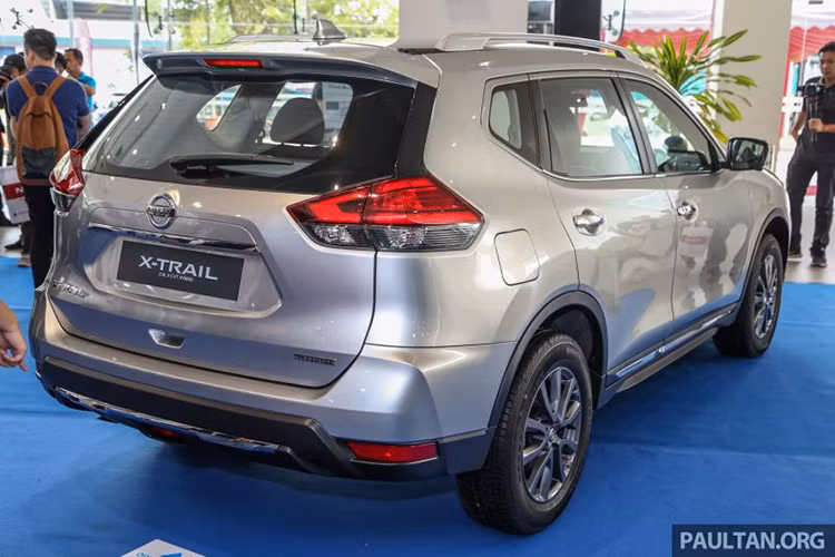 Ngoài ra, Nissan X-Trail 2019 tại thị trường Malaysia còn được bổ sung các màu sơn ngoại thất mới. Tổng cộng, xe có 6 màu sơn ngoại thất là cam Monarch Orange, đỏ Radiant Red, đen Black Star, trắng Storm White, bạc Brilliant Silver và xám Deep Iris Grey.