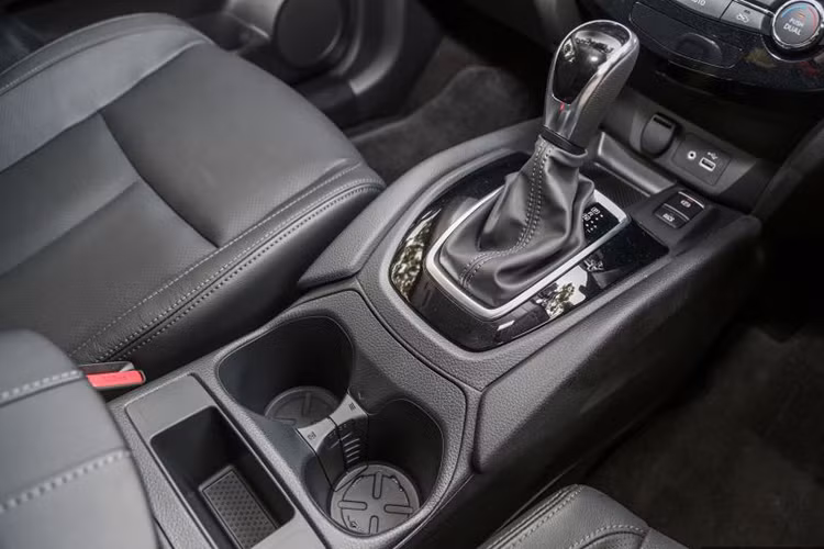 Trong khi đó, các phiên bản hybrid sử dụng động cơ xăng 4 xi-lanh, dung tích 2.0 lít, tạo ra công suất tối đa 144 mã lực tại tua máy 6.000 vòng/phút và mô-men xoắn cực đại 200 Nm tại tua máy 4.400 vòng/phút. Động cơ kết hợp với mô-tơ điện, bổ sung công suất 41 mã lực và mô-men xoắn 160 Nm. Cả hai tùy chọn động cơ này đều đồng hành với hộp số biến thiên vô cấp CVT với chế độ số sàn.