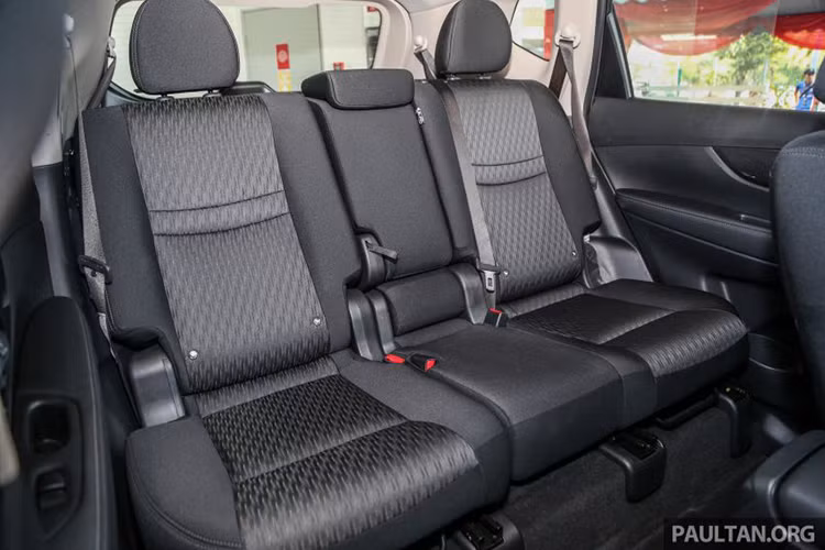 Về động cơ, Nissan đã thay thế bản 2.0l xăng bằng 3 cấu hình động cơ 2.5l cùng 2 bản hybrid 2.0L. Cụ thể là động cơ xăng 4 xi-lanh, dung tích 2,5 lít với công suất tối đa 171 mã lực tại tua máy 6.000 vòng/phút và mô-men xoắn cực đại 233 Nm tại tua máy 4.000 vòng/phút.