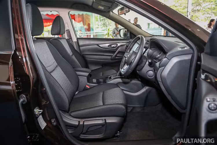 Xe cũng được trang bị hệ thống cảnh báo va chạm sớm, phanh khẩn cấp thông minh và phát hiện vật thể di chuyển. Trong khi đó, các bản VL của mẫu crossover này có hệ thống kiểm soát hành trình thông minh, cảnh báo phương tiện cắt ngang khi lùi, cảnh báo điểm mù, cảnh báo chuyển làn đường và hỗ trợ đèn pha. Ngoài ra, toàn bộ các bản trang bị của Nissan X-Trail 2019 còn có hệ thống quan sát 360 độ với 4 camera.