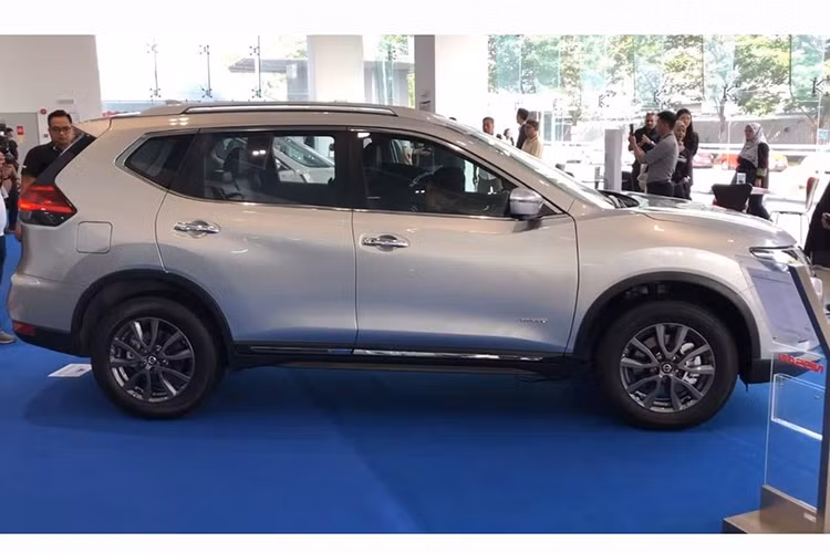 Với cải tiến ngoại hình cũng như trang bị thêm những tiện ích mới cho người sử dụng, Nissan X-Trail facelift 2019 đã nhận được những lời đánh giá tích cực từ giới mê xe. Cụ thể, Nissan đã chỉnh trang lại V-Motion ở đầu xe, bộ cản trước - sau xe cũng được làm mới.