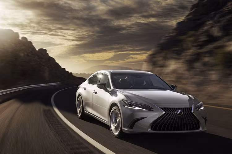 ES là mẫu xe tiếp theo của Lexus mang sứ mệnh nâng tầm “Dấu ấn Trải nghiệm lái Lexus”, giúp đem lại khả năng vận hành hứng khởi, và khơi dậy niềm đam mê sau tay lái. Để hiện thực hóa lý tưởng này, phản ứng lái trên ES mới được cải thiện qua việc cải tiến các thanh giằng hệ thống treo cứng cáp hơn; khả năng kiểm soát phanh được tăng cường với sự nhạy bén và cân bằng giúp mang lại sự tự tin tuyệt đối...