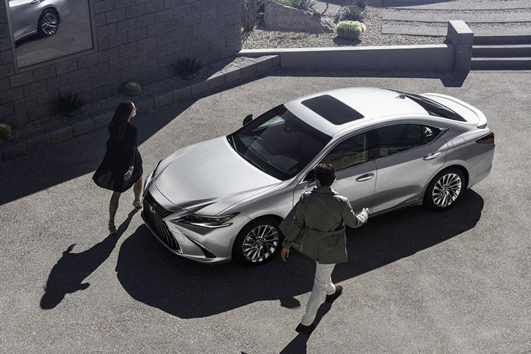 Lexus ES thế hệ mới tiếp tục được sản xuất và nhập khẩu nguyên chiếc từ Nhật Bản. Tại Việt Nam, giá xe Lexus ES 2022 là 2,550 tỷ đồng và 3,060 tỷ đồng cho phiên bản Lexus ES 300h, tăng thêm lần lượt là 10 và 20 triệu đồng so với mô hình 2021.