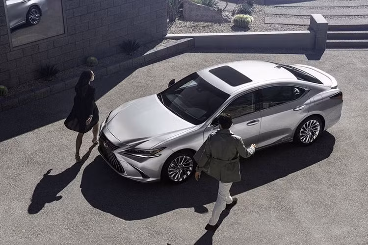 Lexus ES thế hệ mới tiếp tục được sản xuất và nhập khẩu nguyên chiếc từ Nhật Bản. Tại Việt Nam, giá xe Lexus ES 2022 là 2,550 tỷ đồng và 3,060 tỷ đồng cho phiên bản Lexus ES 300h, tăng thêm lần lượt là 10 và 20 triệu đồng so với mô hình 2021.