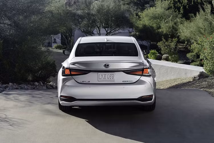 Đèn trước được tinh chỉnh, kết hợp 3 đèn projector nhỏ gọn và đèn chiếu sáng ban ngày dạng chữ L, phía dưới là cụm Blade Scan AHS (Hệ thống đèn pha tự động thích ứng kết hợp công nghệ quét tốc độ cao). Hệ thống này sẽ chiếu sáng những điểm khó nhìn thấy trên hệ thống đèn pha truyền thống và chống lóa cho cả xe cùng chiều và ngược chiều với độ chính xác cao khi điều chỉnh khu vực chiếu sáng.