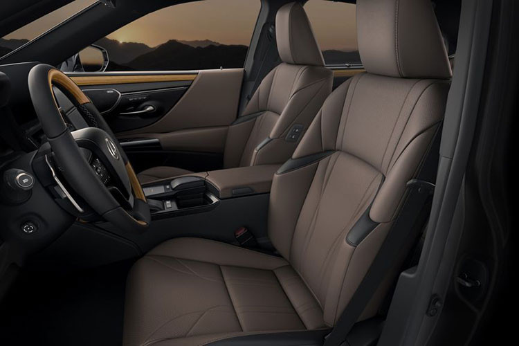 Màn hình mới của Lexus ES đời mới này cũng được di chuyển đến gần người lái hơn 100mm so với màn hình trước đây và nghiêng một góc khoảng 5 độ, nhờ vậy hỗ trợ tầm nhìn của người lái tốt hơn.