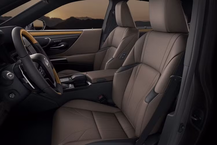 Màn hình mới của Lexus ES đời mới này cũng được di chuyển đến gần người lái hơn 100mm so với màn hình trước đây và nghiêng một góc khoảng 5 độ, nhờ vậy hỗ trợ tầm nhìn của người lái tốt hơn.