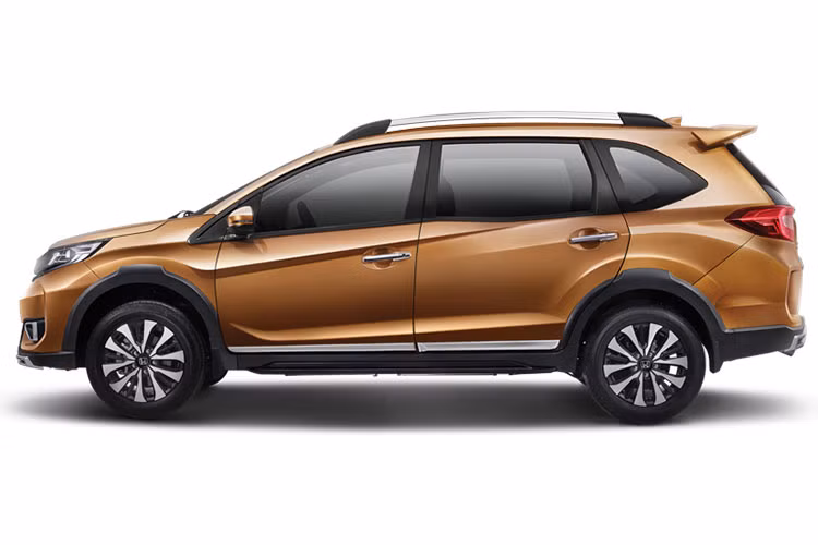 Hãng xe Honda chỉ giữ lại một thanh crôm nhỏ ở đầu xe BR-V 2019 để tạo sự liên kết giữa hai cụm đèn pha, sự sửa đổi này giúp diện tích của lưới tản nhiệt được mở rộng, tạo cái nhìn táo bạo và thể thao hơn.