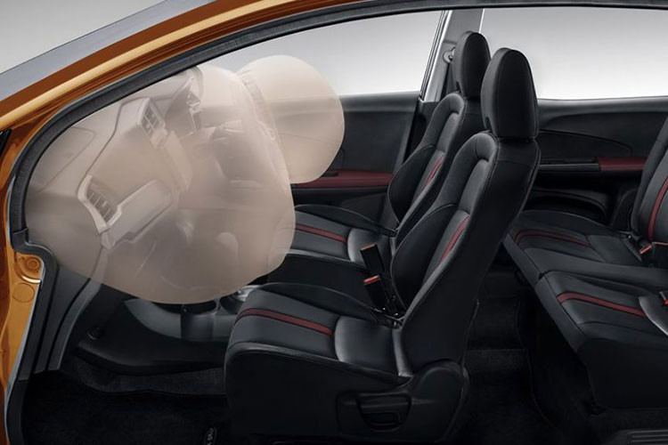 Hướng tới cảm giác thể thao và hiện đại, bản cao cấp nhất của Honda BR-V mới được hoàn thiện trong da bọc màu đen kết hợp những đường sọc đỏ ở giữa ghế và hai bên cửa. Vô lăng và núm cần số cũng được bọc, đi kèm các đường chỉ khâu màu đỏ tương phản.