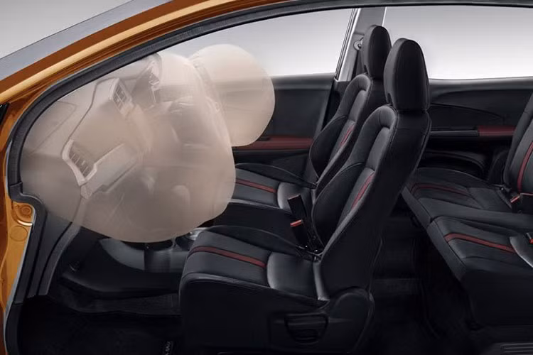 Hướng tới cảm giác thể thao và hiện đại, bản cao cấp nhất của Honda BR-V mới được hoàn thiện trong da bọc màu đen kết hợp những đường sọc đỏ ở giữa ghế và hai bên cửa. Vô lăng và núm cần số cũng được bọc, đi kèm các đường chỉ khâu màu đỏ tương phản.