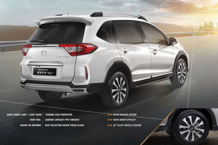 Quan sát sang hai bên, có vẻ đèn pha vẫn được giữ như cũ nhưng dải đèn ban ngày đã được thay mới, hốc đèn sương mù là một khung hình đa giác thay vì hình tròn như trước. Ngoài ra, thanh cản va rõ ràng đã được định hình lại, đường viền ở hai cạnh bên mang thiết kế như khe hút gió và chúng hướng lên phía trước đèn pha.