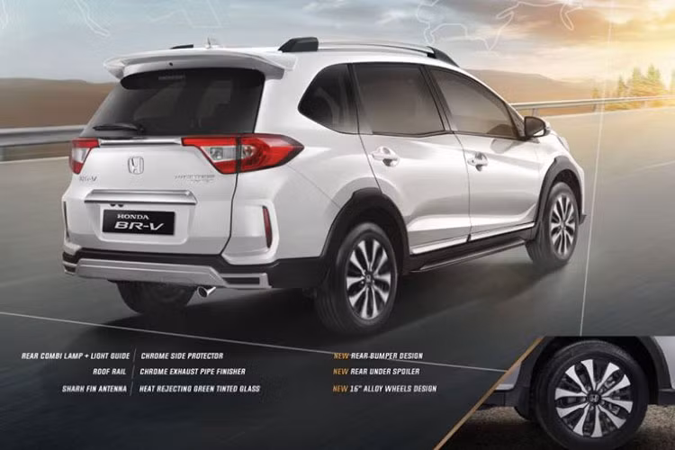 Quan sát sang hai bên, có vẻ đèn pha vẫn được giữ như cũ nhưng dải đèn ban ngày đã được thay mới, hốc đèn sương mù là một khung hình đa giác thay vì hình tròn như trước. Ngoài ra, thanh cản va rõ ràng đã được định hình lại, đường viền ở hai cạnh bên mang thiết kế như khe hút gió và chúng hướng lên phía trước đèn pha.