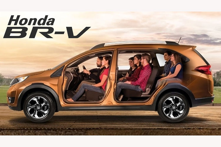 Nâng cấp phía sau, nơi có bộ khuếch tán màu bạc không quá táo bạo và cặp đèn hậu được nối với nhau bởi một dải crôm mỏng, trong khi đó phần hông xe trông vô cùng thể thao với những đường gân cơ bắp kết hợp cùng vòm bánh xe hằn lên rất rõ. Hoàn thiện diện mạo bên ngoài của xe là bộ mâm hợp kim 16 inch sơn hai tông kèm thiết kế mới.