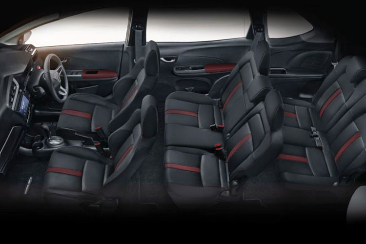 Bên cạnh đó, Honda BR-V bản nâng cấp 2019 còn được trang bị loa tần số cao mới, nhiều chi tiết trang trí mới trên bảng táp-lô, hệ thống điều hòa tự động tương tự như những chiếc BR-V Special Edition ở Malaysia.