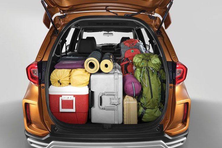 Hàng ghế thứ hai được trang bị các đệm ngồi dày hơn, tựa đầu ghế cũng là loại mới, ghế lái trên BR-V mới giờ đây đã được tích hợp bộ điều chỉnh chiều cao ghế tiện lợi hơn. Các tính năng mới đáng chú ý khác của xe gồm có màn hình cảm ứng 8 inch đặt nổi ở trung tâm kèm WebLink (có thể phản chiếu trên điện thoại thông minh) và nút bấm khởi động.