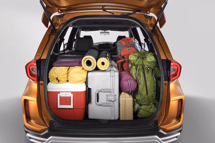 Hàng ghế thứ hai được trang bị các đệm ngồi dày hơn, tựa đầu ghế cũng là loại mới, ghế lái trên BR-V mới giờ đây đã được tích hợp bộ điều chỉnh chiều cao ghế tiện lợi hơn. Các tính năng mới đáng chú ý khác của xe gồm có màn hình cảm ứng 8 inch đặt nổi ở trung tâm kèm WebLink (có thể phản chiếu trên điện thoại thông minh) và nút bấm khởi động.