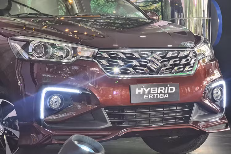 Cụ thể, thiết kế phần đầu của Suzuki Ertiga Hybrid 2023 được trang bị lưới tản nhiệt mạ crôm với các đường nét sắc sảo hơn. Thêm vào đó là hốc gió trung tâm với mắt lưới hình mắt cáo và cánh lướt gió trước hầm hố hơn.