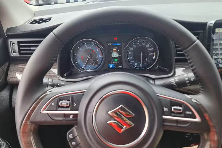 Bảng hiển thị thông tin (MID) thể hiện đa dạng và trực quan về các chỉ số báo, đặc biệt là thông tin về hệ thống Hybrid. Ngoài ra, xe trang bị sẵn hộc làm mát giúp giữ lạnh cho đồ uống. Khoang sau có cửa gió điều hoà riêng giúp không gian trở nên thoáng đãng hơn. Hàng ghế thứ 2 và 3 có thể gập/mở linh hoạt nhằm gia tăng tính đa dụng cũng như mở rộng khoang hành lý khi cần thiết.