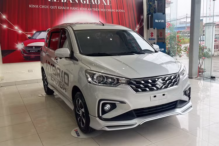 Sở có 03 phiên bản cùng 6 màu ngoại thất, giá xe Suzuki Ertiga Hybrid 2023 lần lượt là: Hybrid Ertiga MT giá 539 triệu đồng; Hybird Ertiga AT có giá 609 triệu đồng và Phiên bản cao cấp Hybrid Ertiga Sport Limited có giá 678 triệu đồng. Xe có thời gian bảo hành cho pin Lithium-Ion và Bộ máy phát tích hợp khởi động (ISG) là 5 năm hoặc 100.000 Km (tùy theo điều kiện nào đến trước).