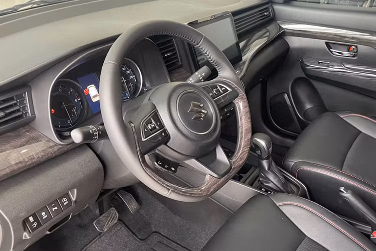 Xe cũng được trang bị tính năng đèn pha tự động bật/tắt; Gương chiếu hậu gập điện, Cốp mở tự động tích hợp đá cốp; Camera 360 độ; Hệ thống cân bằng điện tử (ESP; Đèn hướng dẫn tự bật/tắt “Guide me light” và nhiều tính năng khác... Hãng cũng trang bị sẵn nhiều ốp mạ chrome cho Ertiga Hybrid trên các chi tiết như: chân kính cửa sau, các tay nắm cửa, viền cửa sau… Ăng ten đã được tái thiết kế lại.