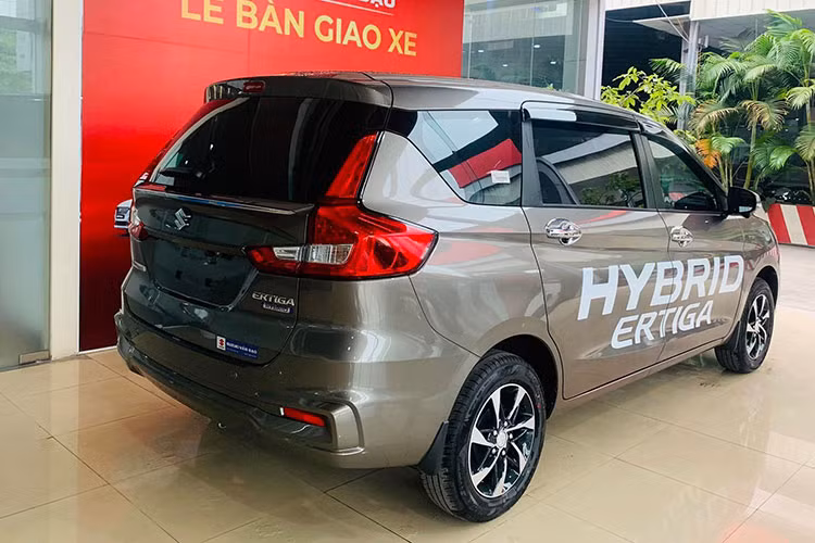 Cụ thể, Suzuki Ertiga hybrid MT số sàn chỉ tốn 5,38 lít/ 100 km đường hỗn hợp. Trong điều kiện thử nghiệm đô thị, mẫu xe tốn 5,95 lít/ 100 km và đường ngoài đô thị là 5,05 lít/ 100 km. Phiên bản AT số tự động tốn nhiên liệu hơn, có các thông số ở điều kiện đường hỗn hợp, trong đô thị và ngoài đô thị lần lượt là 5,69, 6,42 và 5,27 lít/ 100 km.