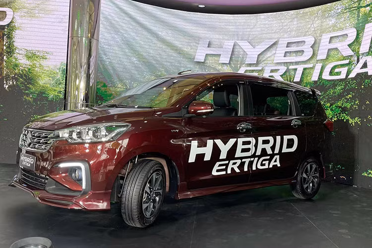 Về kích thước tổng thể, mẫu xe MPV Suzuki Ertiga Hybrid 2023 vẫn tương đồng thế hệ tiền nhiệm, kích thước dài x rộng x cao lần lượt là: 4,395 x 1,735 x 1,690 mm. Chiều dài cơ sở là 2,740 mm, khoảng sáng gầm xe ở mức 180 mm. Bán kính vòng quay cực thấp, chỉ 5,2 m, điều này rất hữu ích khi vận hành trong phố với đường sá chật hẹp khi quay đầu.