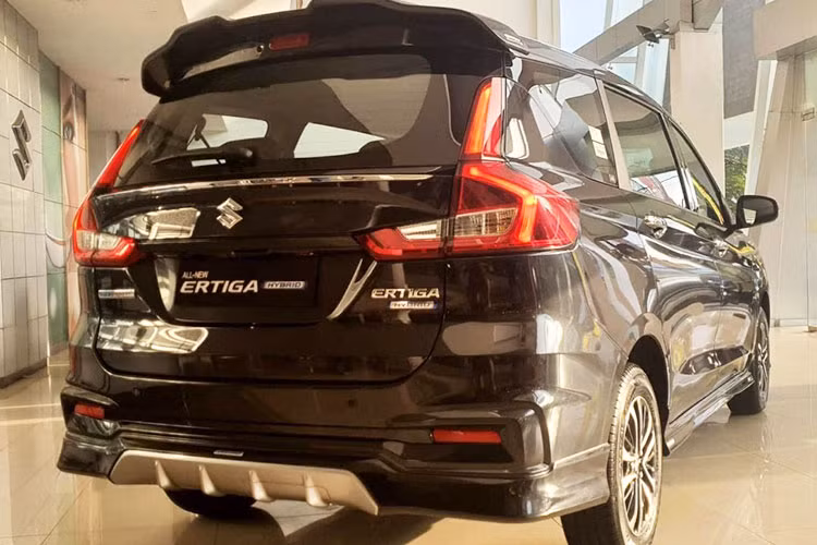 Ở khu vực phía sau, xe được bổ sung thêm thanh nẹp mạ crôm mới trên cửa cốp, nằm sát với cửa kính. Đi cùng đó là bộ mâm hợp kim với thiết kế 7 chấu trên thế hệ cũ, khác với thiết kế 5 chấu kép 2 màu như ở Ấn Độ.