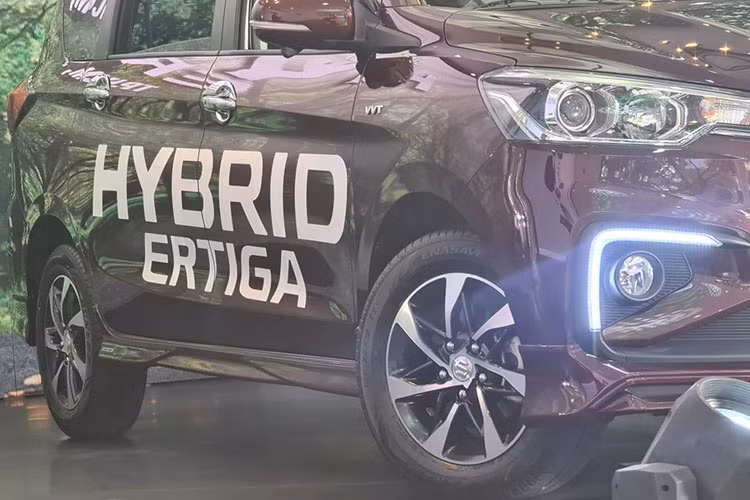 Suzuki Ertiga Hybrid đã được nâng cấp về thiết kế ngoại hình thêm bắt mắt và hiện đại. Hiện diện rõ nét ở phần mặt ca lăng tạo hình mới mẻ, cứng cáp hơn cho xe và được mạ chrome sáng bóng. Chất thể thao trên phiên bản Sport Limited được thể hiện qua bộ “bodykit” gồm cản trước, cản sau và ốp hông xe khá hầm hố.