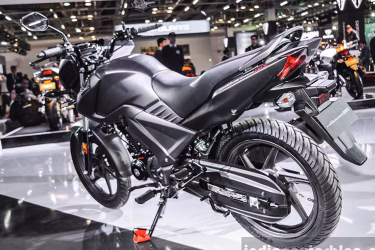  CB Unicorn phiên bản 2016 không thay đổi nhiều, xe vẫn sở hữu tổng thể bao gồm dài 2,041 mét, rộng 0,783 mét, cao 1,067 mét, chiều dài cơ sở 1,345 mét, độ thoáng gầm xe 164 mm, trọng lượng 140 kg với phiên bản phanh trống và 142 kg với phiên bản phanh đĩa trước, sau.