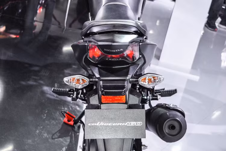 Phía sau xe là một đèn hậu LED thiết kế mang phong cách hoàn toàn mới, đi kèm cặp đôi xi nhan hạ thấp xuống đuôi phía trên pad biển số. Xe sở hữu phuộc sau tiêu chuẩn và giảm xóc đơn cho từng phiên bản.