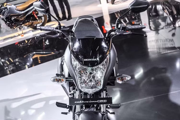 Phía trước đầu xe được thiết kế nổi bật bởi bộ đèn pha halogen, cặp xi nhan trước đây được đẩy lên cao mang phong cách của dòng naked-bike không thể lẫn vào đâu được của hãng xe Honda. Xe sở hữu khung bao rộng, tay cầm truyền thống.