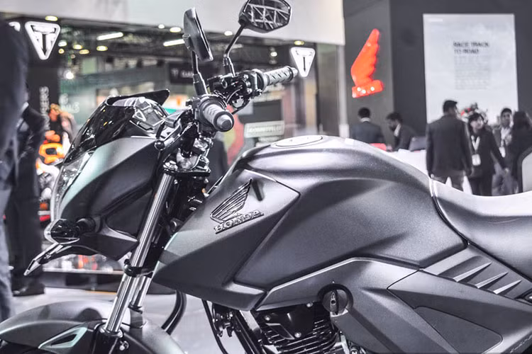 Honda CB Unicorn 2016 sở hữu kết cấu khung sườn của dạng ống lồng kim cương, bình xăng cỡ lớn 12 lít nhô cao đúng với phong cách thể thao đầy mạnh mẽ. Thiết kế này khá cũ nhưng lại mang đậm phong cách thể thao mà đơn giản.