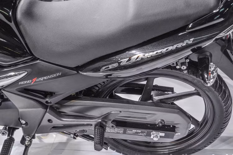 Honda CB Unicorn phiên bản 2016 cũng giống như "đàn anh" trước đây, dàn chân trước và sau được chia thành 2 phiên bản là phanh tang trống sau và phanh đĩa trên cả 2 bánh. Đi kèm với đó là bộ lốp có kích thước 100/80-17 trước và 140/70-17 sau.