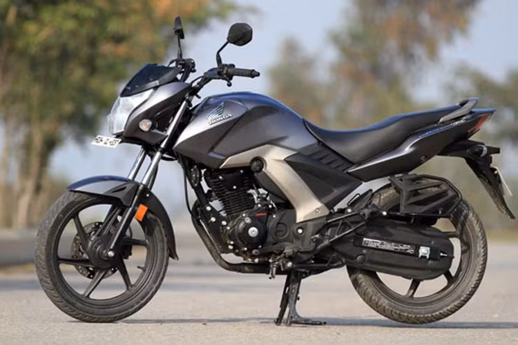 Mẫu xe côn tay cỡ nhỏ Honda CB Unicorn bất ngờ tái xuất hiện trở lại với phiên bản 2016 và được trưng bày tại Auto Expo 2016. Dù không có thay đổi về đồ họa nhưng CB Unicorn nhìn vẫn rất trẻ trung, hiện đại.