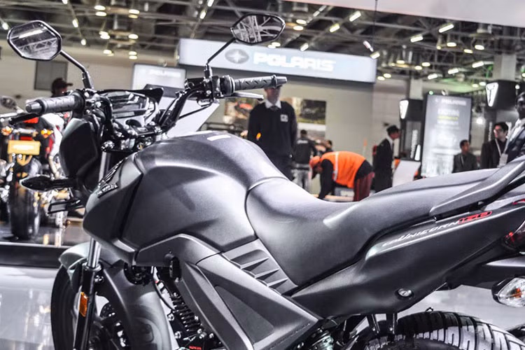 Yên xe dạng mềm giả da với phần người lái thấp, người ngồi sau nhô cao thiết kế thoải mái cho hai người sử dụng. Đuôi xe thuôn dài với tay xách thể thao chắc chắn được mạ kim loại xám màu.