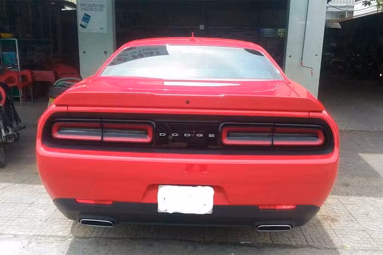 Nắp ca-pô có 2 khe hút gió làm mát khối động cơ V6 phía dưới. Đuôi xe nổi bật với cụm đèn hậu điển hình trải dài từ trái qua phải, chính giữa là logo thương hiệu Dodge bằng kim loại. Hệ thống ống xả đơn đặt đối xứng. Cánh gió nhỏ, gọn gắn cố định phía trên nắp cốp xe.