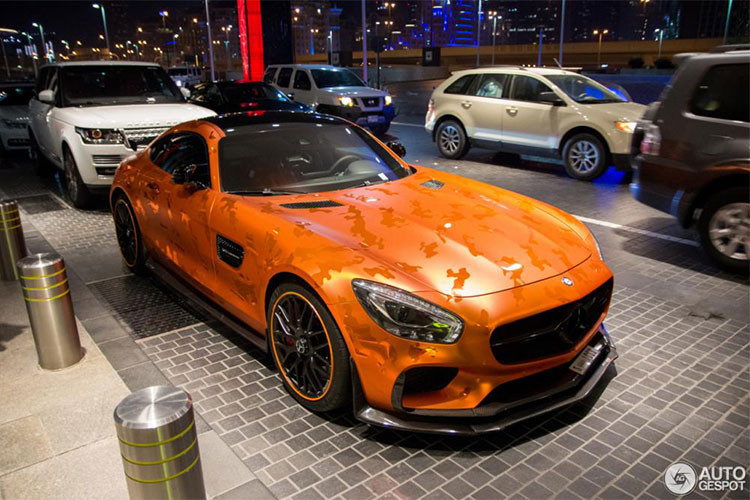 Không chỉ sức mạnh thuộc "hàng khủng" do hãng độ đình đám RevoZport tạo ra, chiếc Mercedes-AMG GT S tại Dubai trong bài viết này còn sở hữu ngoại thất độc đáo với màu cam và dàn đồ chơi đắt tiền khác.