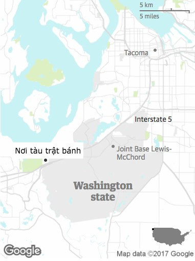 Đoàn tàu trật bánh ở một đường vượt bên trên cao tốc xuyên bang ở Washington. Đồ họa: Google Maps/Guardian.