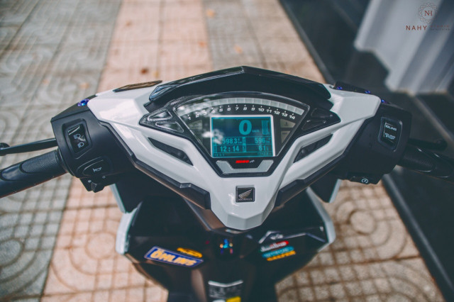 Trang bị bộ đồng hồ Koso phiên bản dành riêng cho Vario/Click sử dụng không cần chế lại dây điện hay bợ cổ. Hiện nay dòng đồng hồ Koso này có giá khoảng 5 triệu đồng. Ráp cho dòng xe này mà không cần phải chế cháo bất kì gì rất tiện lợi và vô cùng đẹp với các hình ảnh thông số hiển thị điều dưới dạng LCD.