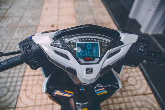 Trang bị bộ đồng hồ Koso phiên bản dành riêng cho Vario/Click sử dụng không cần chế lại dây điện hay bợ cổ. Hiện nay dòng đồng hồ Koso này có giá khoảng 5 triệu đồng. Ráp cho dòng xe này mà không cần phải chế cháo bất kì gì rất tiện lợi và vô cùng đẹp với các hình ảnh thông số hiển thị điều dưới dạng LCD.