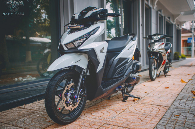 Honda Vario 150 sở hữu động cơ xi-lanh đơn dung tích 149cc, làm mát bằng dung dịch, phun xăng điện tử, công suất 12,4 mã lực ở vòng tua máy 8.500 vòng/phút, mô-men xoắn cực đại 12,8 Nm tại 5.000 vòng/phút. Động cơ của Vario tích hợp công nghệ eSP với tính năng Idling Stop, tự động ngắt động cơ khi dừng quá 3 giây.