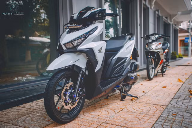 Honda Vario 150 sở hữu động cơ xi-lanh đơn dung tích 149cc, làm mát bằng dung dịch, phun xăng điện tử, công suất 12,4 mã lực ở vòng tua máy 8.500 vòng/phút, mô-men xoắn cực đại 12,8 Nm tại 5.000 vòng/phút. Động cơ của Vario tích hợp công nghệ eSP với tính năng Idling Stop, tự động ngắt động cơ khi dừng quá 3 giây.