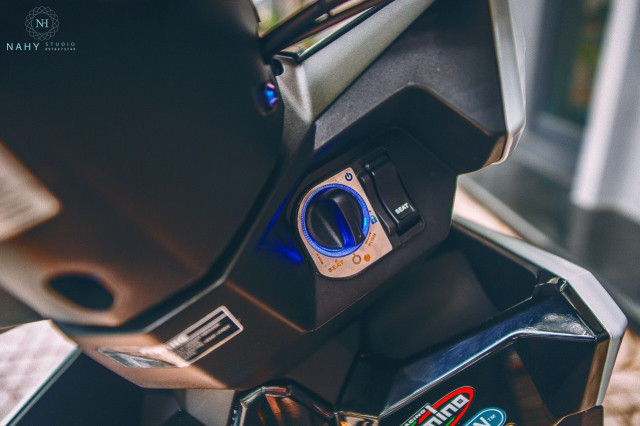 Khóa chống trộm Smartkey là phụ tùng theo xe của phiên bản Honda Vario 2018 đời mới này - Ngoài ra, chủ nhân của chiếc xe cũng làm tăng thêm độ thẩm mỹ cho phần ổ khóa bằng bộ ốp viền Titan khá đẹp mắt.