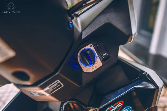 Khóa chống trộm Smartkey là phụ tùng theo xe của phiên bản Honda Vario 2018 đời mới này - Ngoài ra, chủ nhân của chiếc xe cũng làm tăng thêm độ thẩm mỹ cho phần ổ khóa bằng bộ ốp viền Titan khá đẹp mắt.