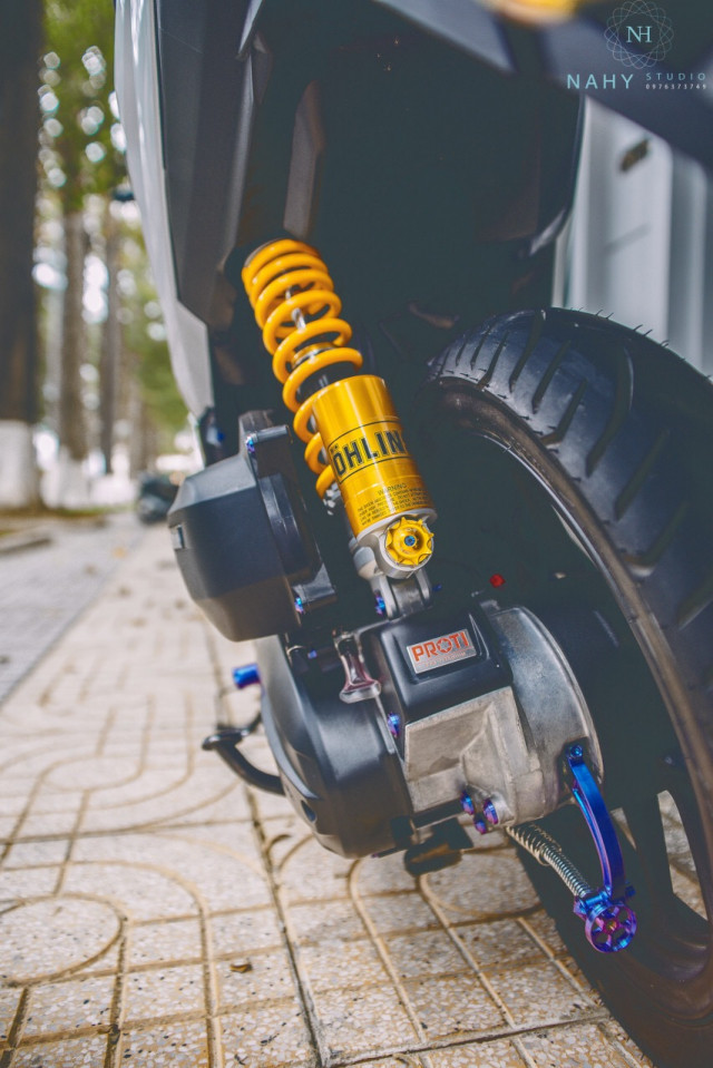 Hệ thống treo phía sau được trang bị phuộc Ohlins bình dầu rời một thương hiệu đồ chơi xe cao cấp của Thụy Điển được khá nhiều tay chơi PKL ưa chuộng và hiện đã có nhà máy tại Thailand. Tổng chiều cao của phuộc là 330mm cao hơn khá nhiều so với phuộc zin của xe.