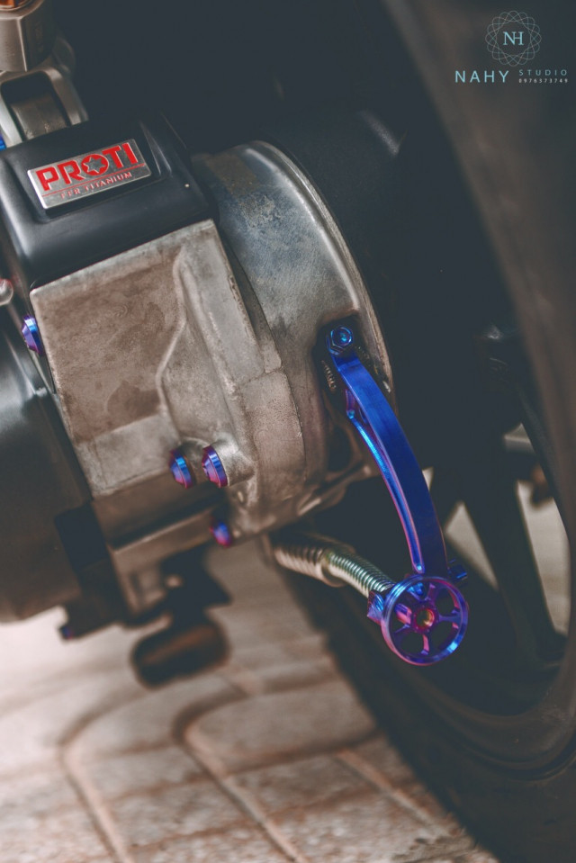 Các chi tiết ốc nằm bên ngoài của chiếc xe tay ga này đều được chủ xe thay đổi bằng chất liệu Titan bao gồm cả càng thắng sau.