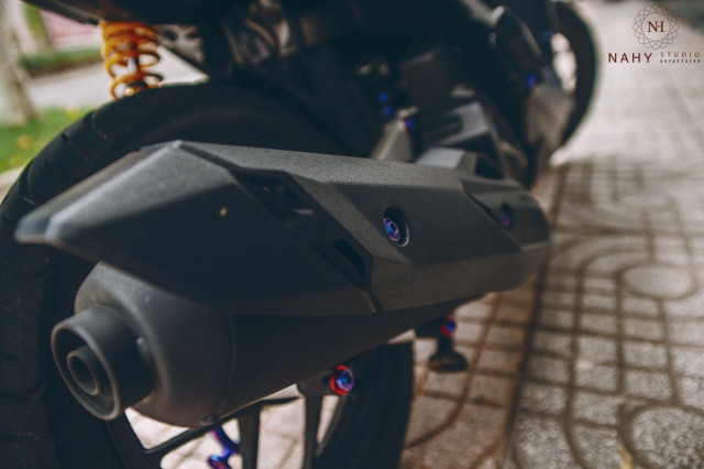 Nếu như ở các bản độ khác điều độ lại ống xả để tăng độ hầm hố cho xe - thì trên chiếc xe ga Vario này chủ nhân đã giữ nguyên pô cho xe đơn giản không quá ồn ảo khi di chuyển trong thành phố - Dù là giữ zin nó vẫn được thay đổi 2 ốc bắt pô bằng chất liệu Titan đẹp mắt.