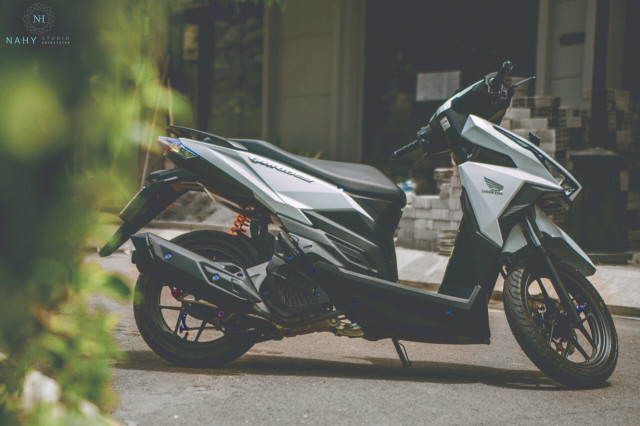 Đa số xe ga Honda Vario tại Việt Nam đều được các biker độ theo phong cách kiểng, "lên đồ chơi" để trở nên bắt mắt hơn. Chiếc xe ga Honda Vario 2018 này đã được chủ xe giữ gần như nguyên bản ở dàn ngoài, chỉ thay đổi một số chi tiết trên xe bằng loạt đồ chơi hàng hiệu để khiến nó trở nên nổi bật và đem lại cảm giác điều khiển tốt hơn.