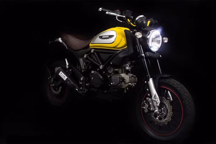 Tất nhiên, ngoài việc "nhái" ngoại hình thì so với Ducati Scrambler "xịn", Lifan Hunter 125 chỉ dùng động cơ có dung tích xy-lanh nhỏ. "Trái tim" của mẫu môtô "nhái" kiểu dáng này là động cơ xy-lanh đơn, 4 kỳ, phun xăng trực tiếp, làm mát bằng không khí, dung tích 125 cc. Ngoài ra so với Ducati Scrambler chính hãng, mẫu xe nhái có giá rẻ hơn gấp 6 lần, chỉ từ 54.000 Baht (tương đương 35,5 triệu đồng).